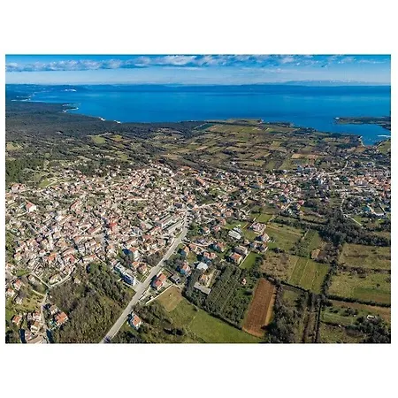 Villa Zelda With Private Pool, 2 Km Beach Pula