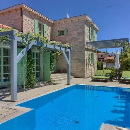 Zelda With Private Pool, 2 Km Beach Villa Pula