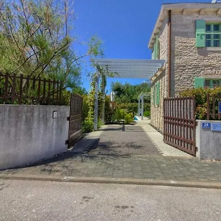 Villa Zelda With Private Pool, 2 Km Beach Pula
