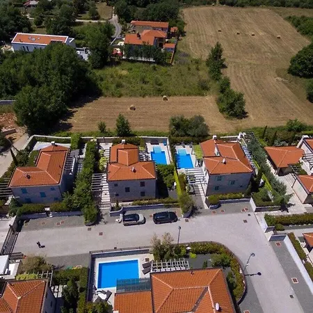 Villa Zelda With Private Pool, 2 Km Beach *