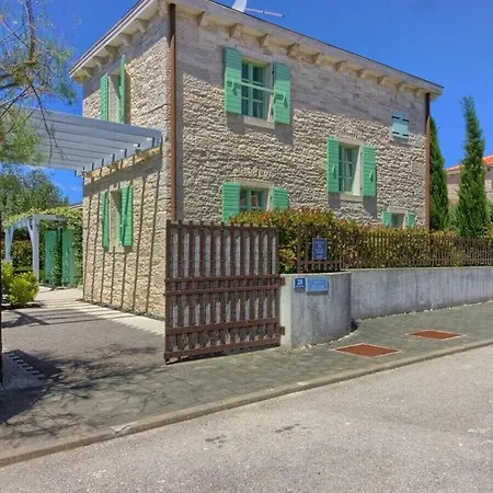 Villa Zelda With Private Pool, 2 Km Beach Pula