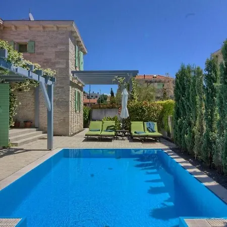 Villa Zelda With Private Pool, 2 Km Beach