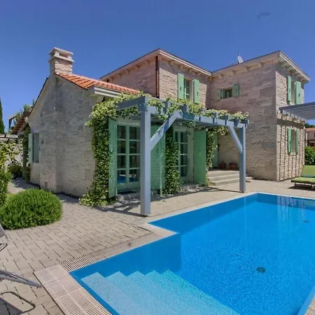 Villa Zelda With Private Pool, 2 Km Beach