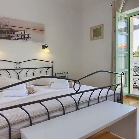 Zelda With Private Pool, 2 Km Beach Villa Pula
