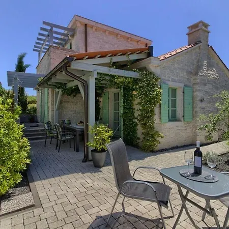Villa Zelda With Private Pool, 2 Km Beach